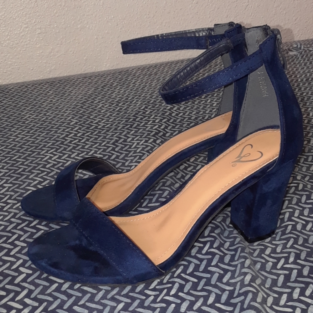 Heels - Picture 4 of 4
